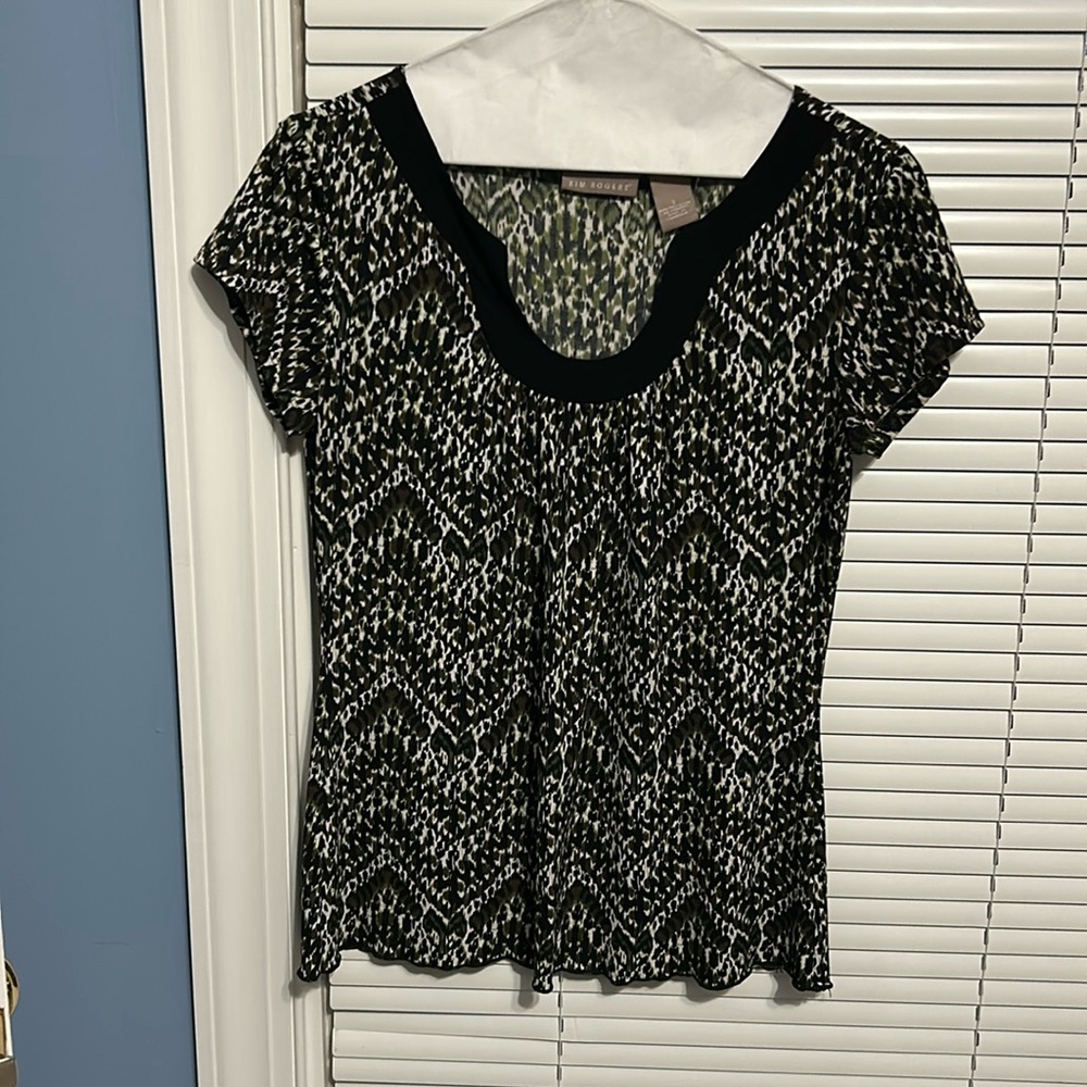 Small short-sleeve black/green/brown print blouse with scalloped black neckline